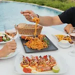 Отель Albatros Club Mykonos 3*